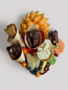 מגש פירות ושוקולדים