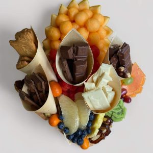 מגש פירות ושוקולדים
