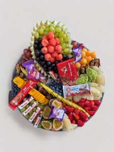 מגש פירות ושוקולדים